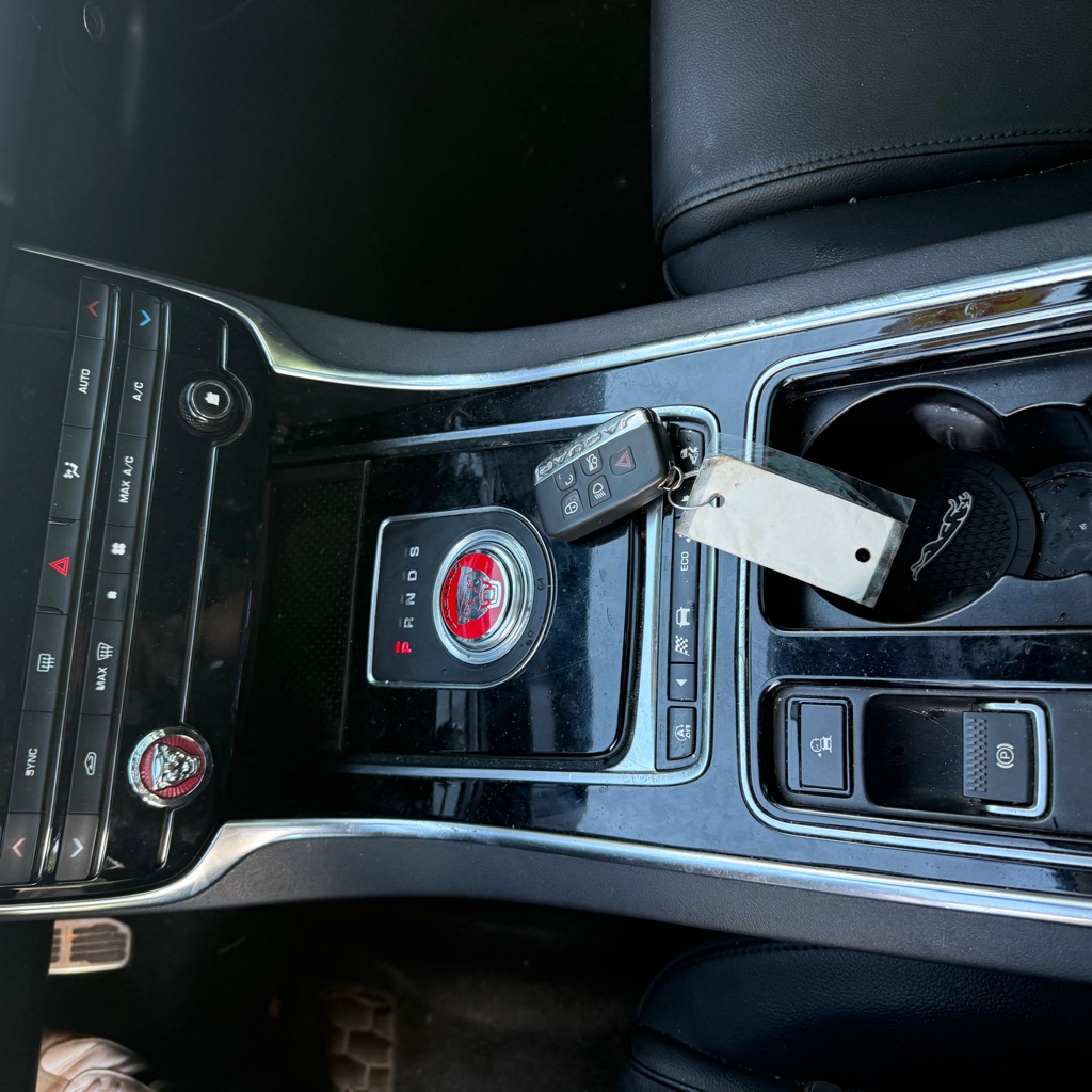 Photo 22 of this JAGUAR XE