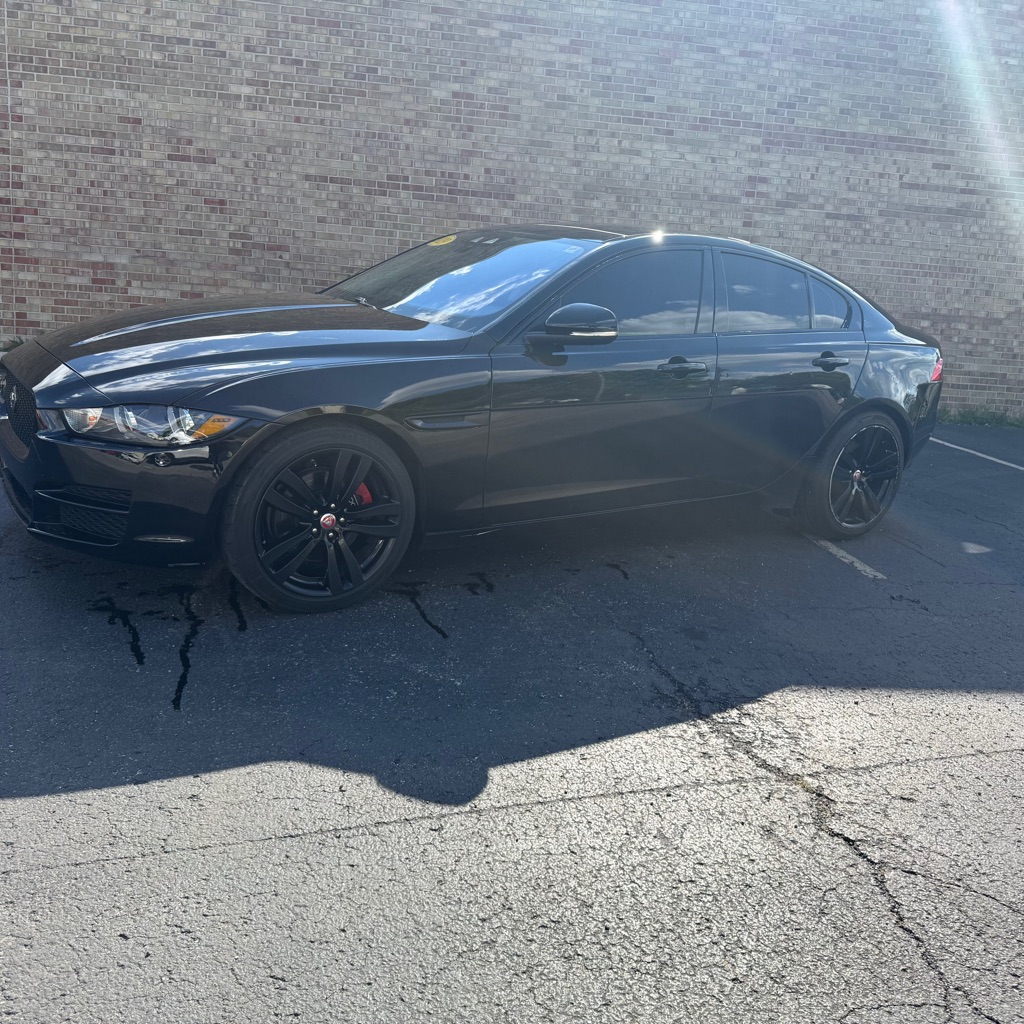 Photo 2 of this JAGUAR XE