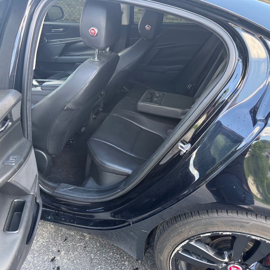 Photo 10 of this JAGUAR XE