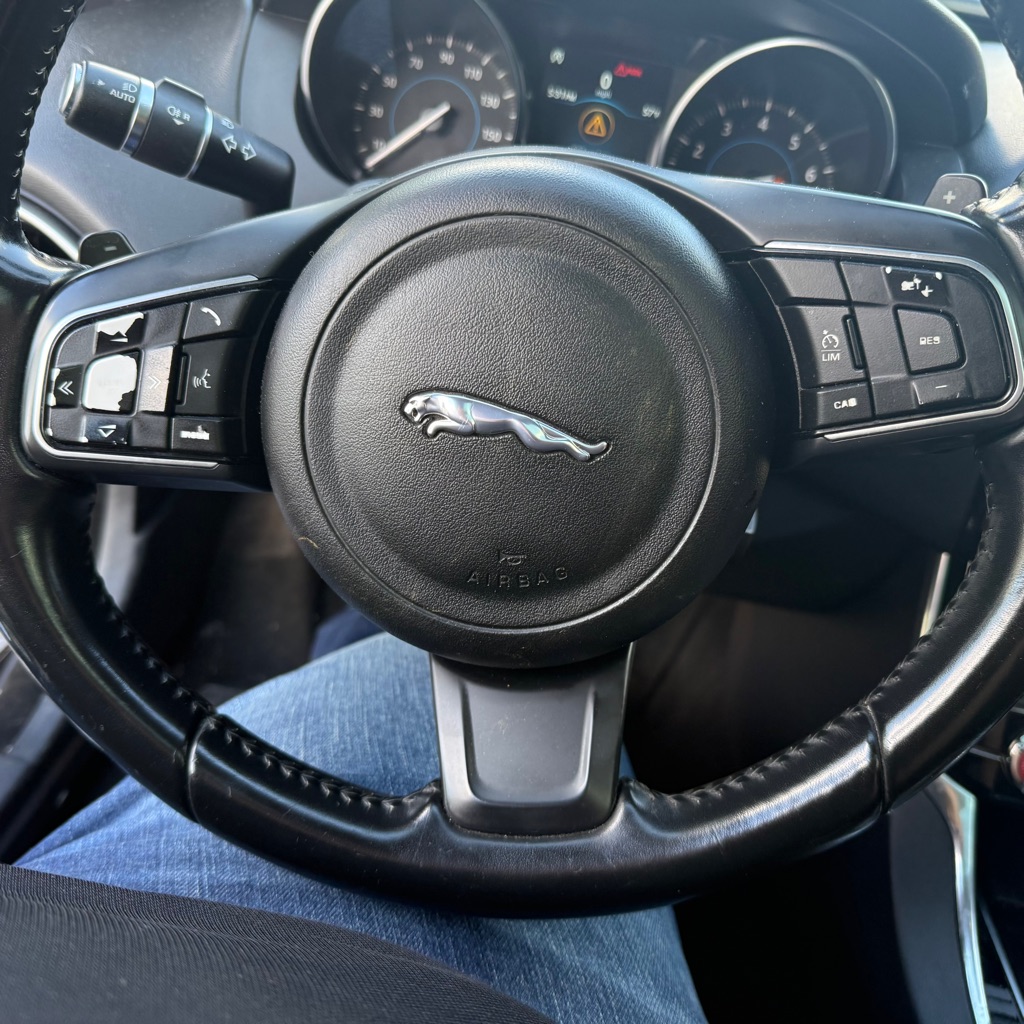 Photo 17 of this JAGUAR XE