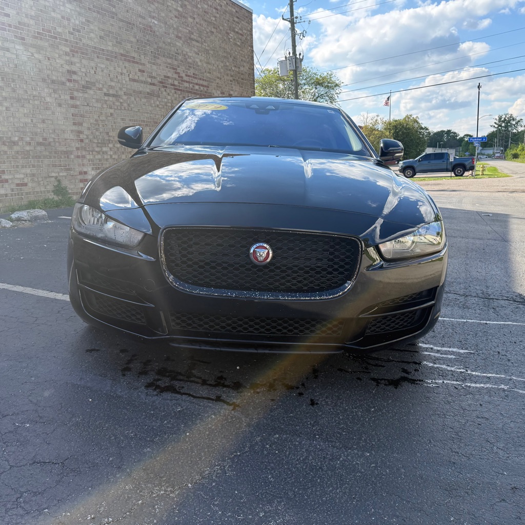 Photo 7 of this JAGUAR XE