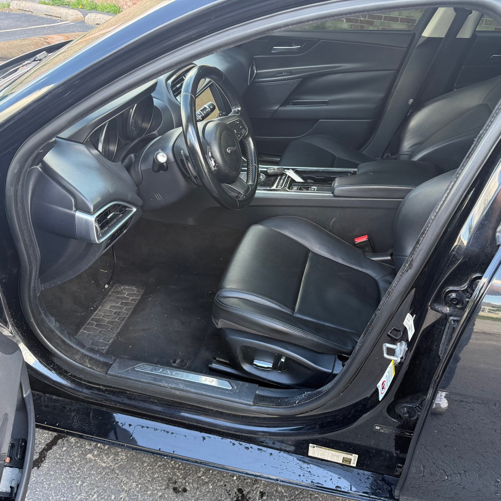 Photo 9 of this JAGUAR XE