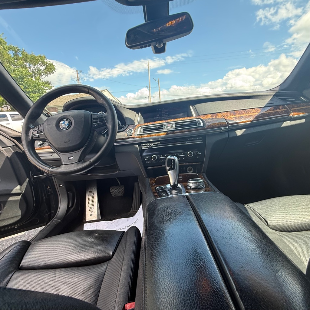 Photo 20 of this BMW 7 SERIES