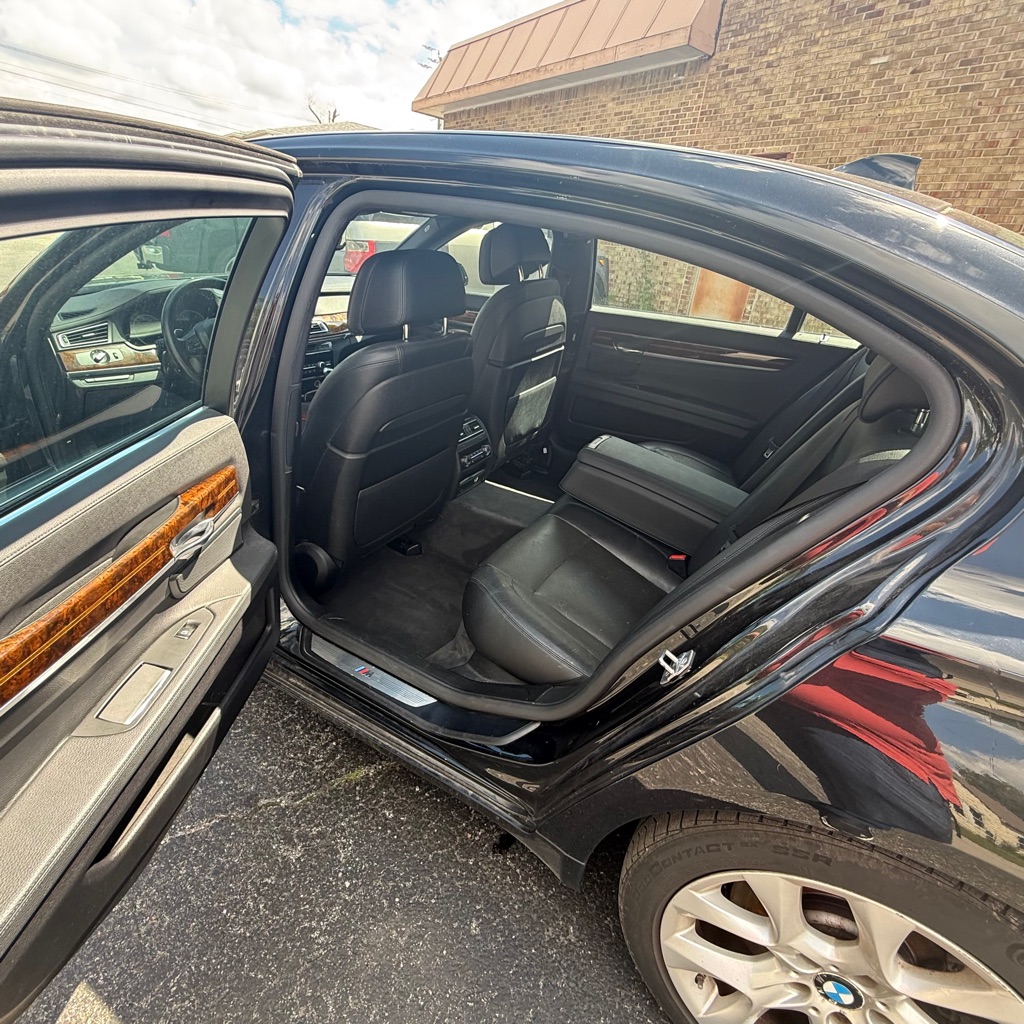 Photo 11 of this BMW 7 SERIES
