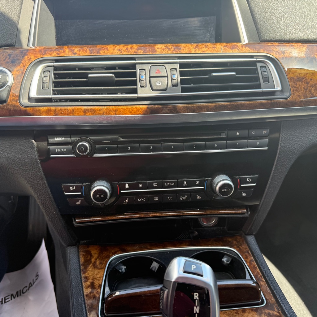 Photo 27 of this BMW 7 SERIES