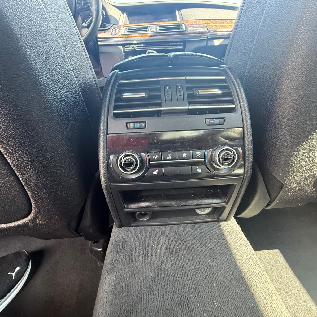 Photo 17 of this BMW 7 SERIES