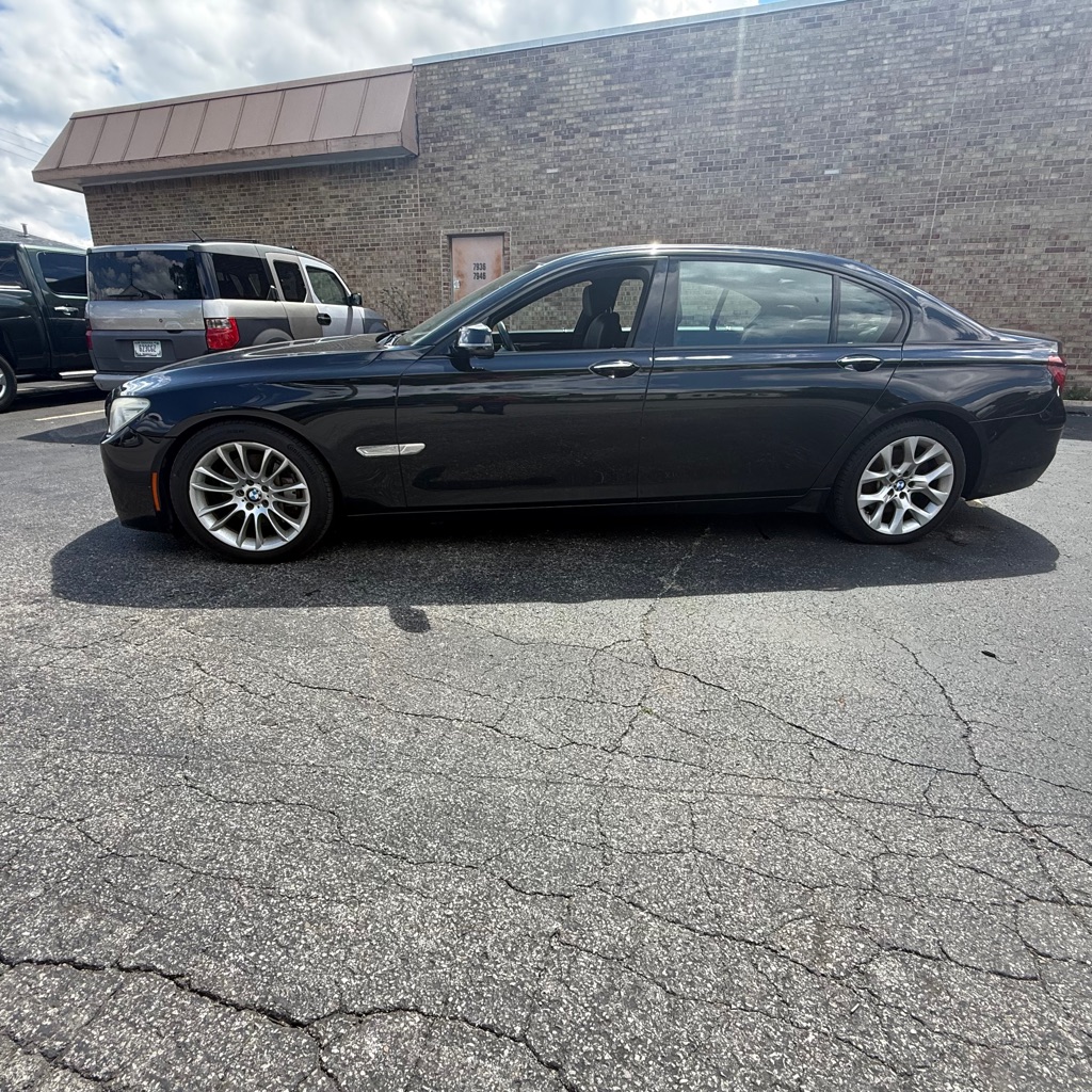 Photo 2 of this BMW 7 SERIES