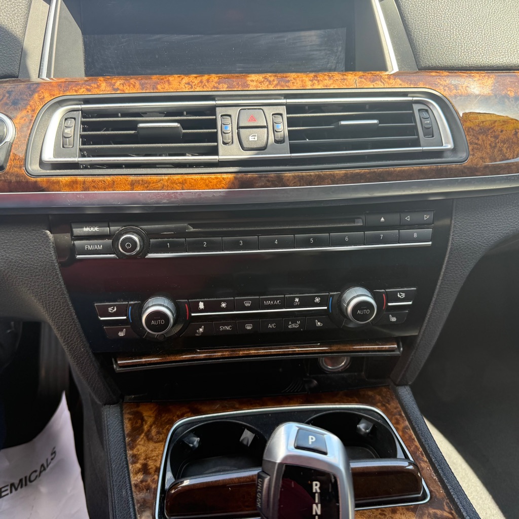 Photo 26 of this BMW 7 SERIES