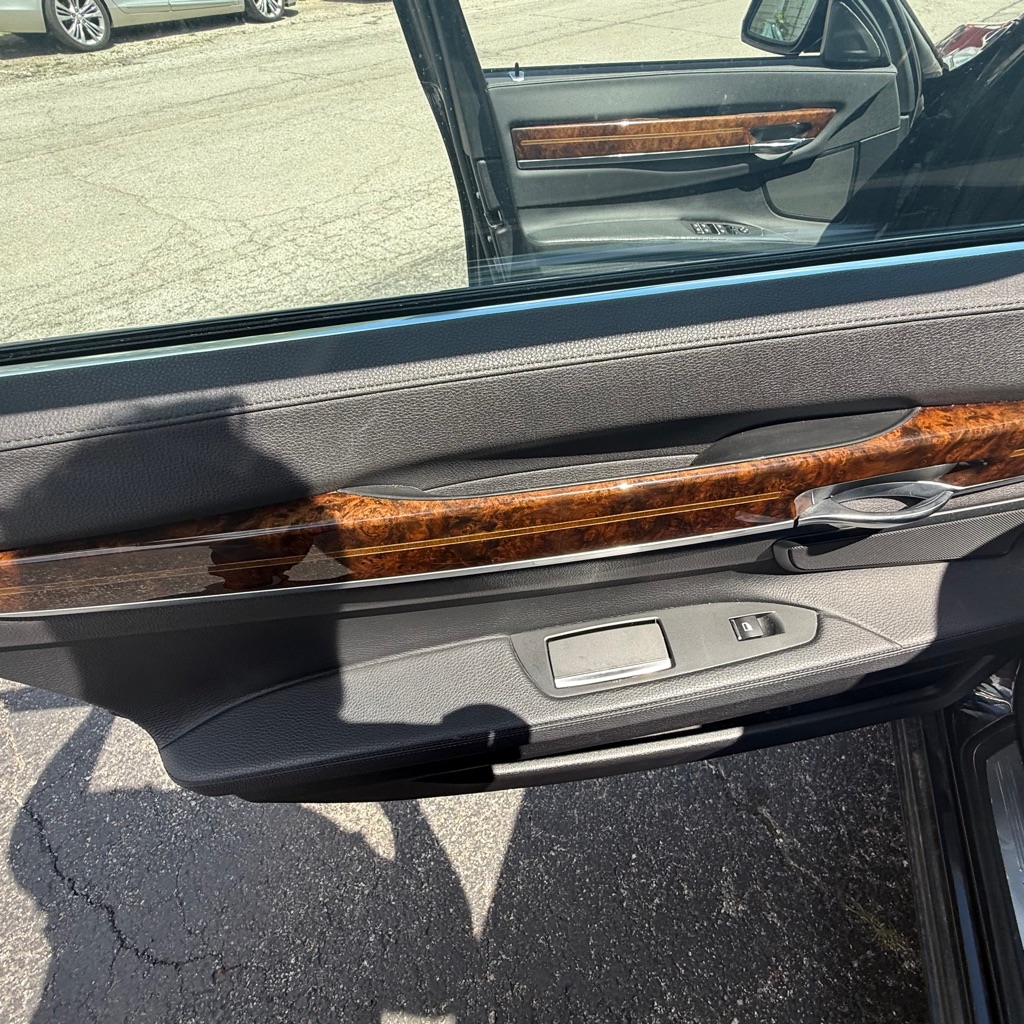 Photo 12 of this BMW 7 SERIES