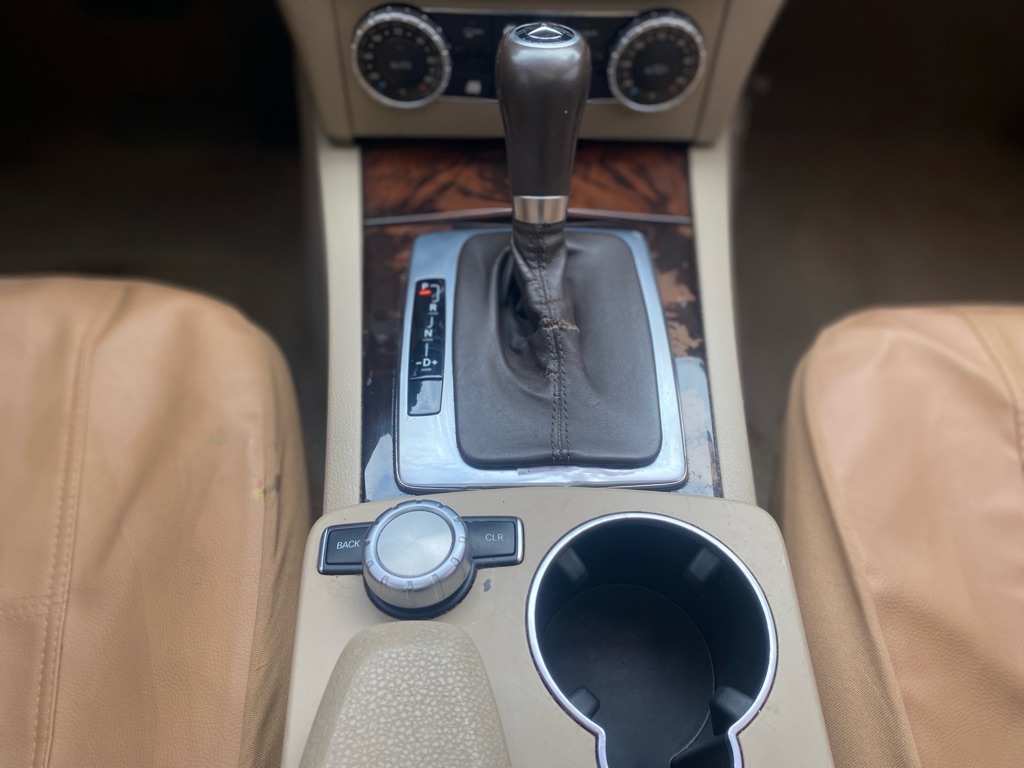 Photo 19 of this MERCEDES-BENZ C-CLASS