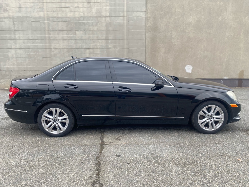 Photo 2 of this MERCEDES-BENZ C-CLASS