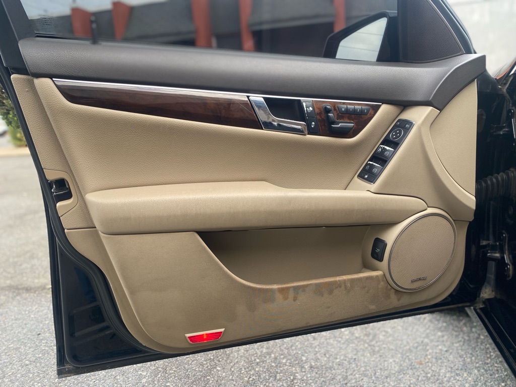 Photo 9 of this MERCEDES-BENZ C-CLASS
