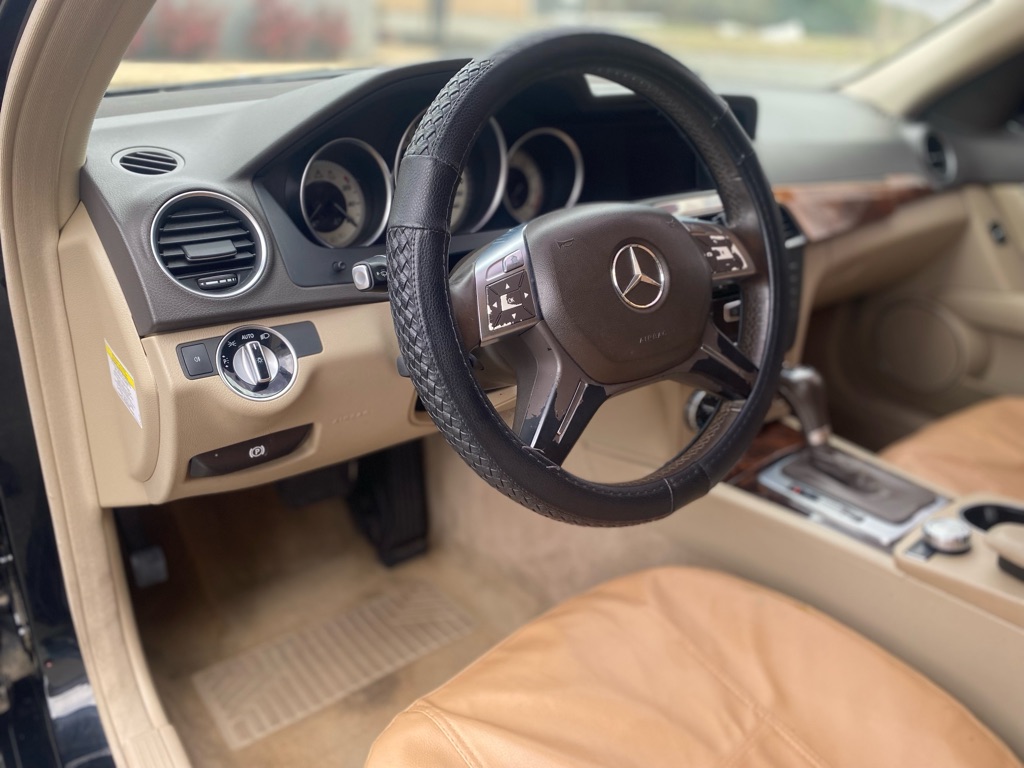 Photo 17 of this MERCEDES-BENZ C-CLASS