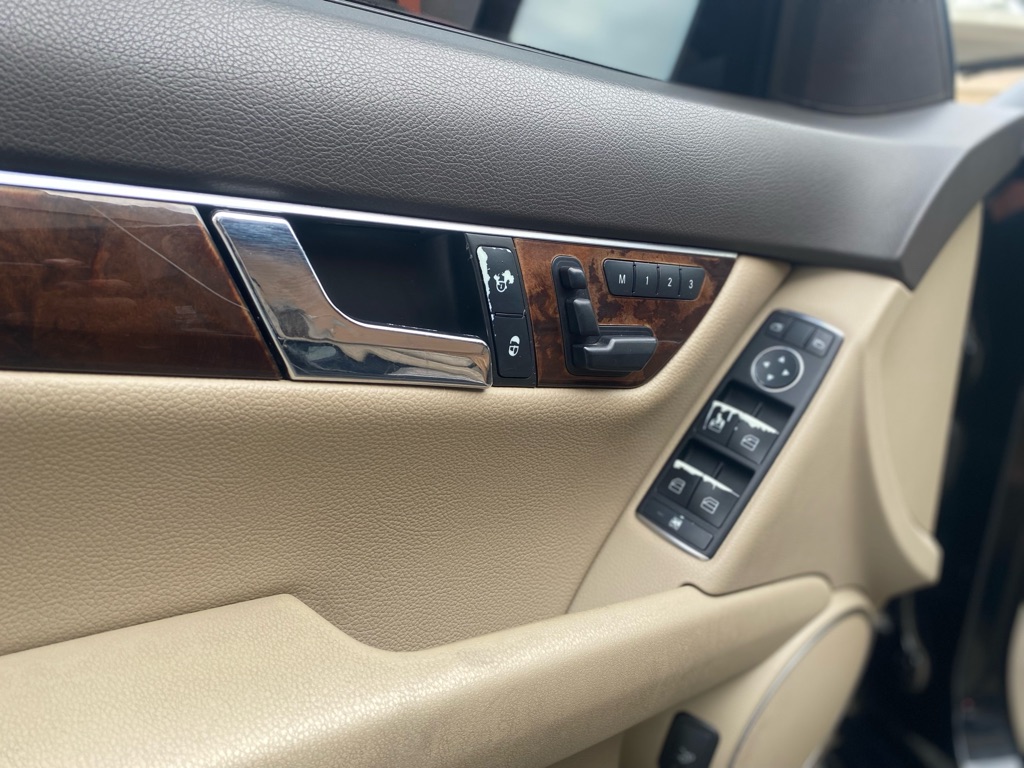Photo 21 of this MERCEDES-BENZ C-CLASS