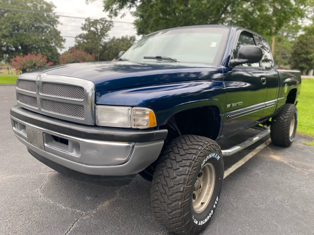 Photo 2 of this DODGE RAM 1500