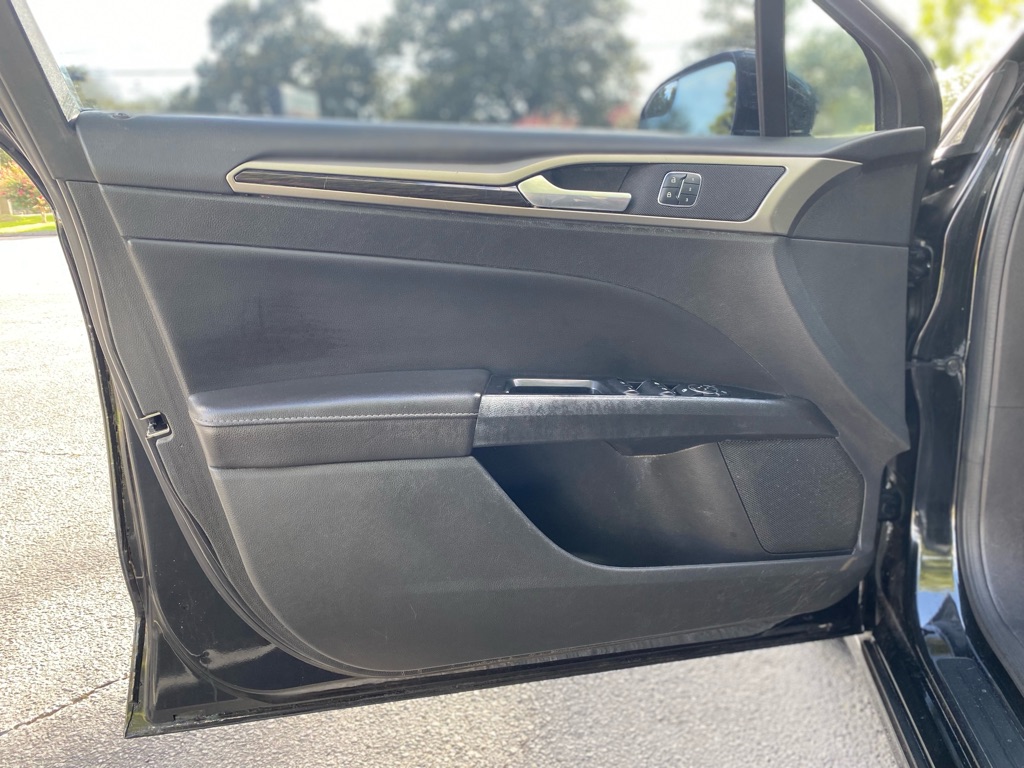 Photo 8 of this FORD FUSION