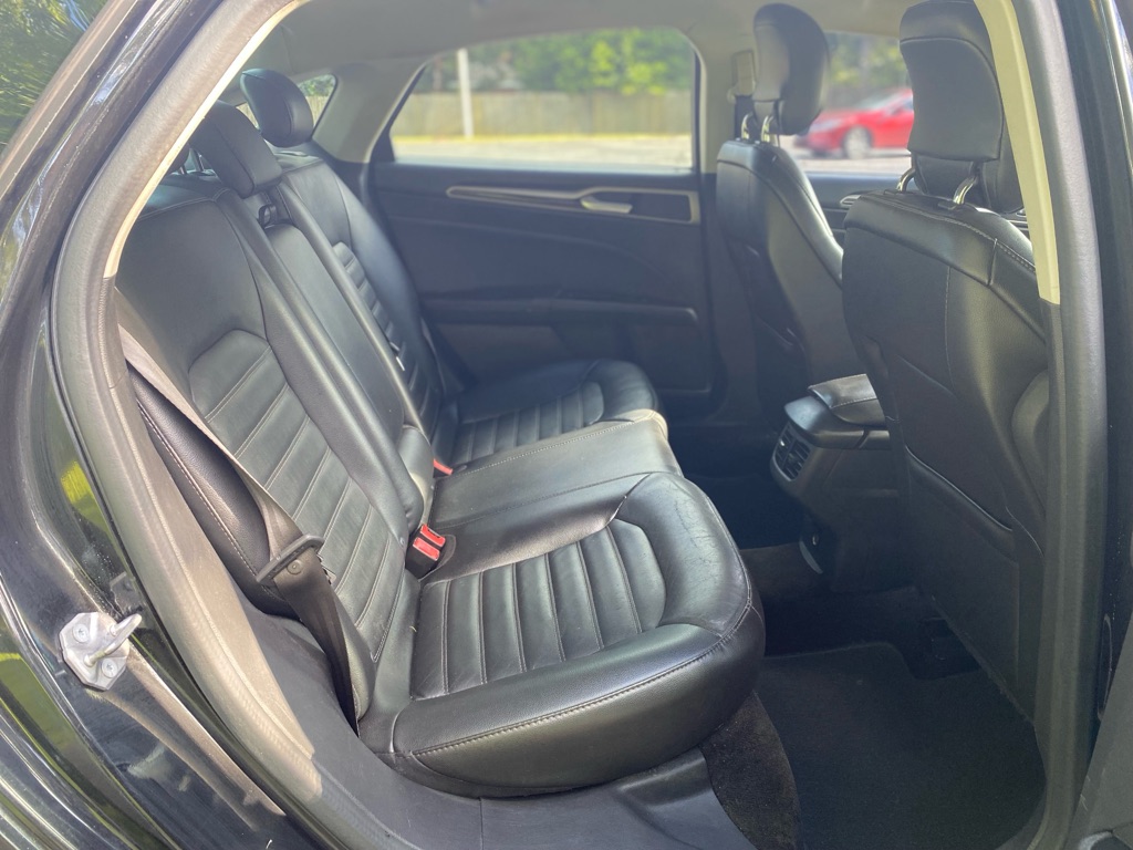 Photo 11 of this FORD FUSION