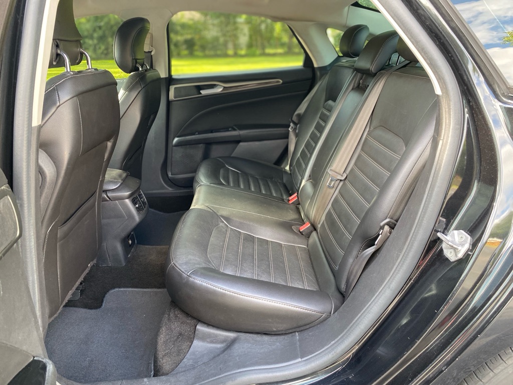 Photo 10 of this FORD FUSION