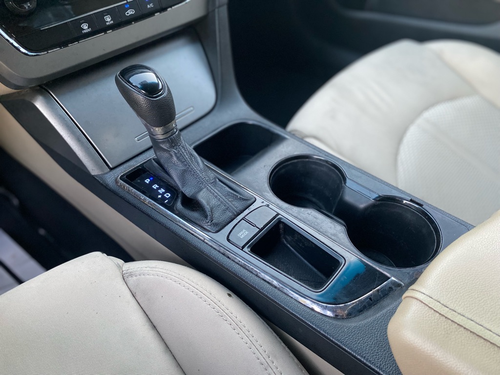 Photo 14 of this HYUNDAI SONATA