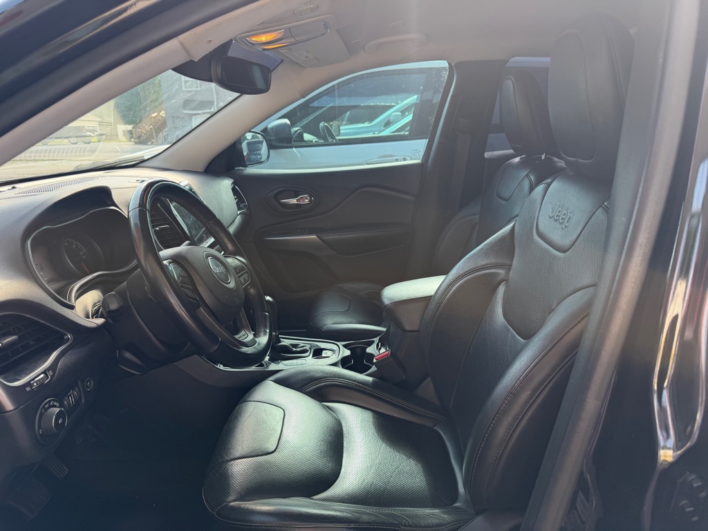 Additional photo of vehicle.