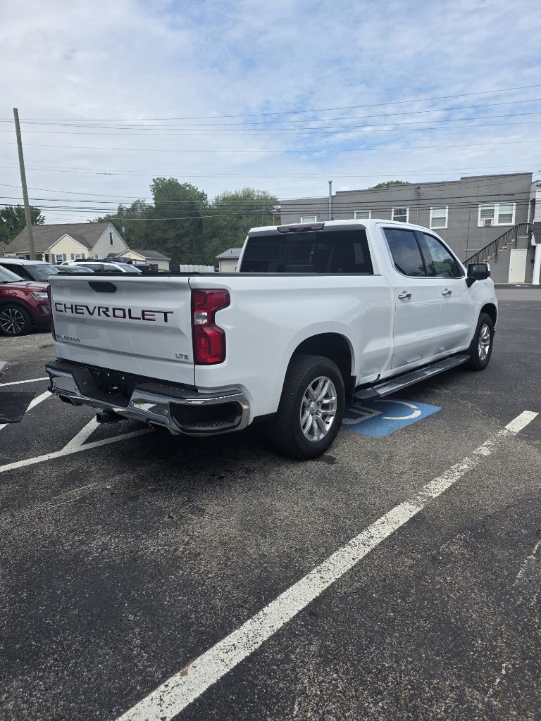 Additional photo of vehicle.