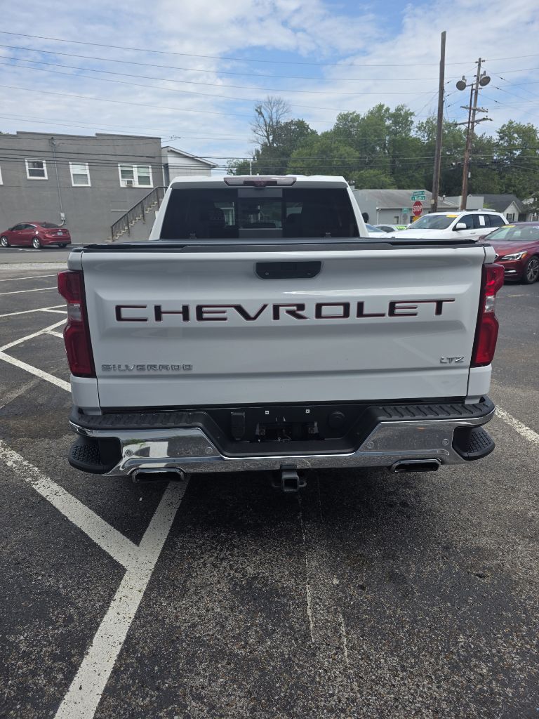 Additional photo of vehicle.