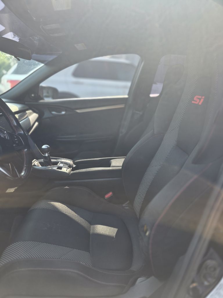 Additional photo of vehicle.