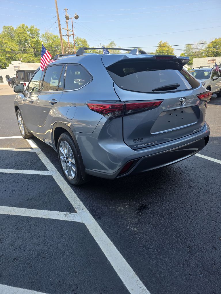 Additional photo of vehicle.
