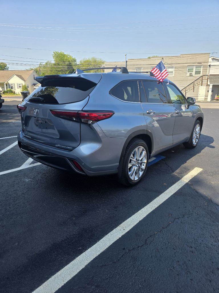 Additional photo of vehicle.