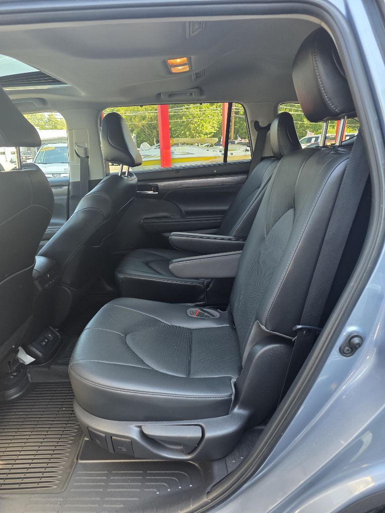 Additional photo of vehicle.