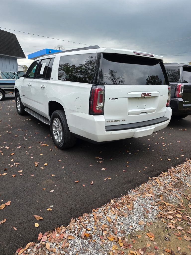 Additional photo of vehicle.