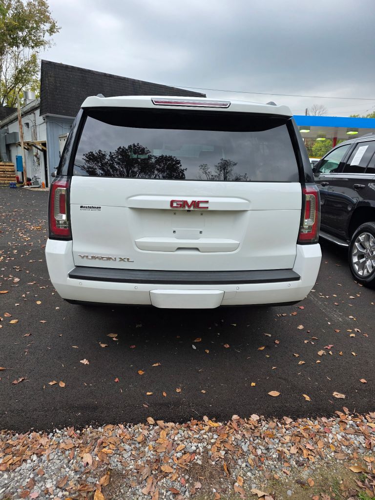 Additional photo of vehicle.