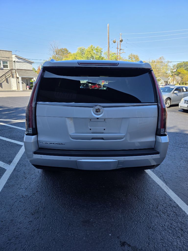 Additional photo of vehicle.