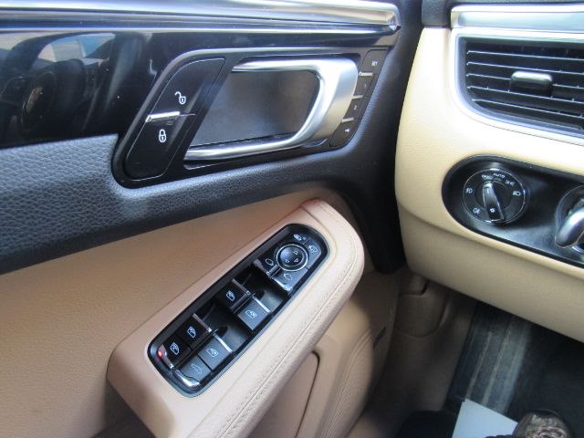 Photo 8 of this PORSCHE MACAN