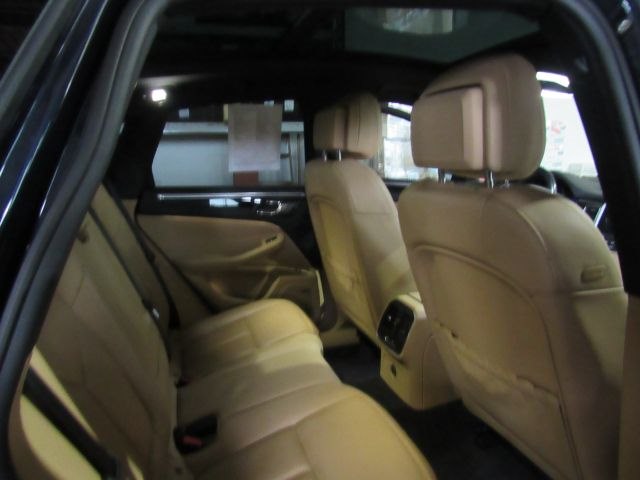 Photo 4 of this PORSCHE MACAN