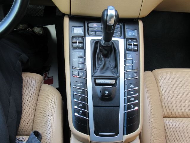 Photo 6 of this PORSCHE MACAN