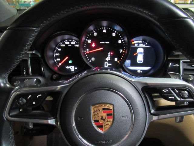Photo 3 of this PORSCHE MACAN