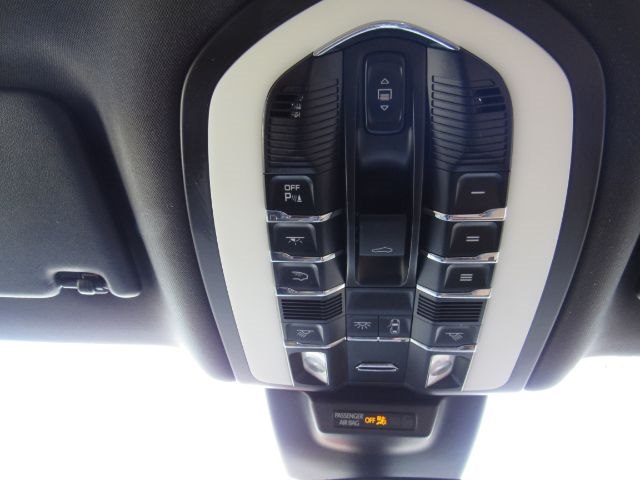 Photo 7 of this PORSCHE MACAN