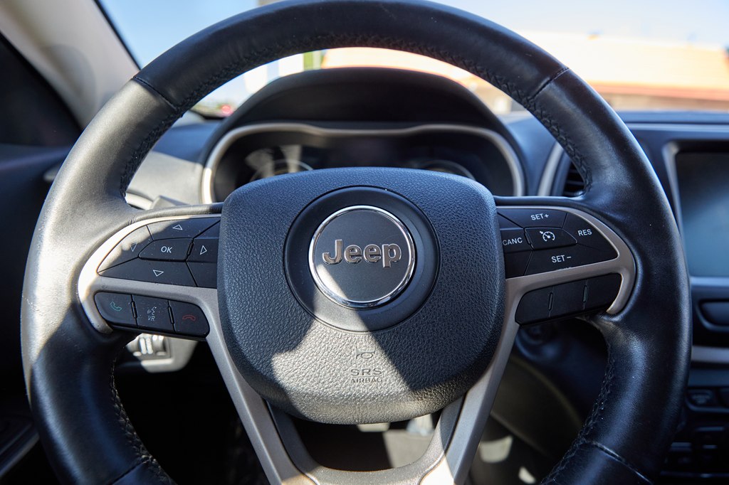 Photo 17 of this JEEP CHEROKEE