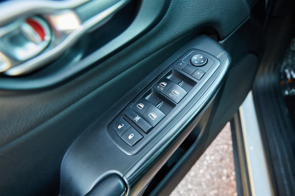 Photo 18 of this JEEP CHEROKEE