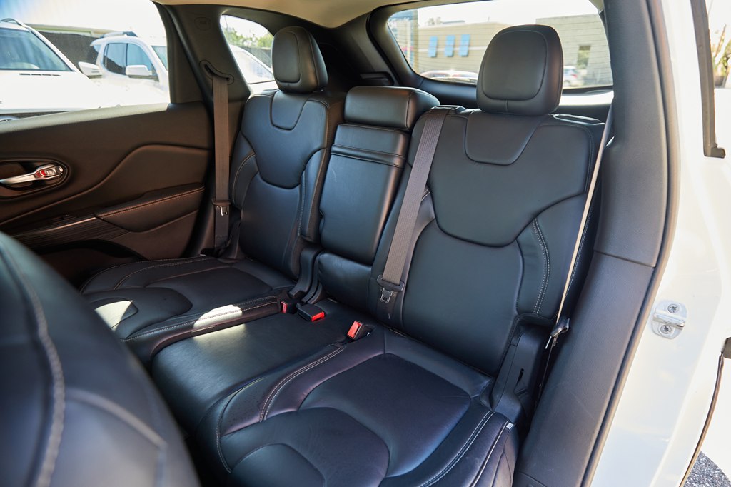 Photo 19 of this JEEP CHEROKEE
