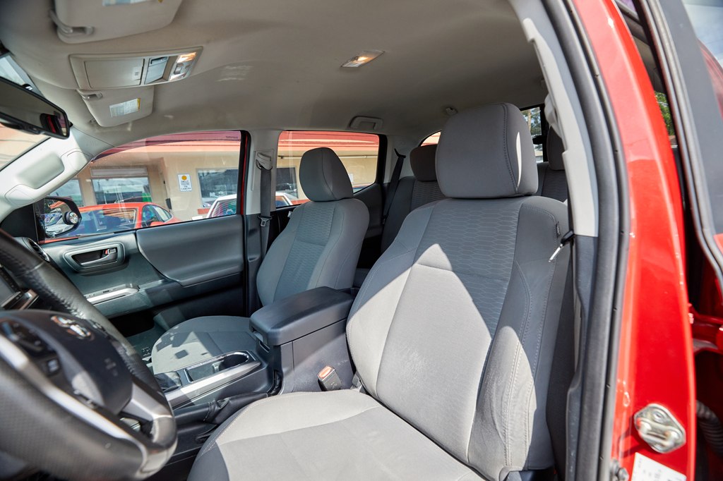 Photo 12 of this TOYOTA TACOMA