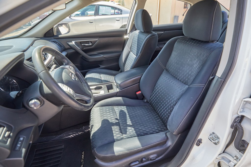 Photo 16 of this NISSAN ALTIMA