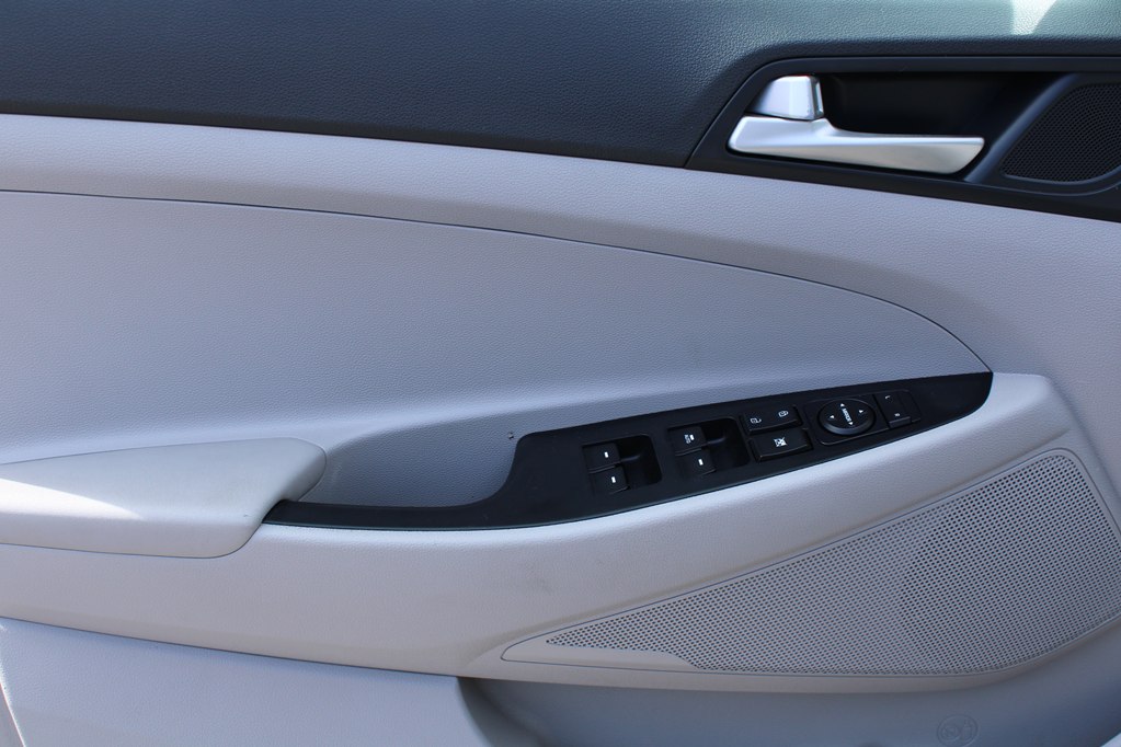 Photo 10 of this HYUNDAI TUCSON