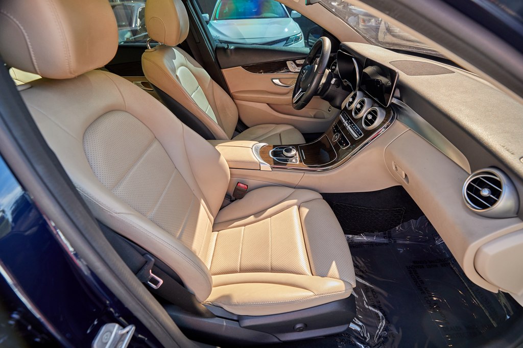 Photo 13 of this MERCEDES-BENZ C-CLASS