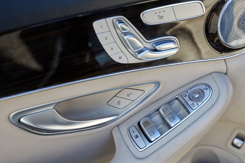 Photo 17 of this MERCEDES-BENZ C-CLASS