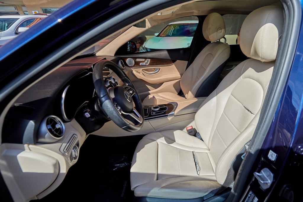 Photo 11 of this MERCEDES-BENZ C-CLASS