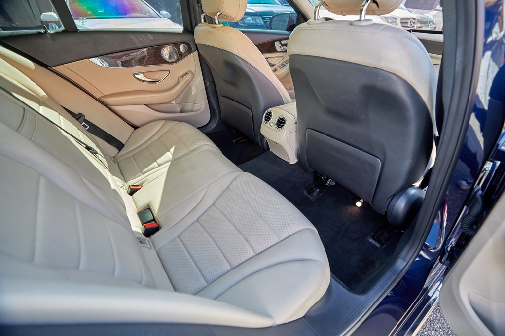 Photo 20 of this MERCEDES-BENZ C-CLASS