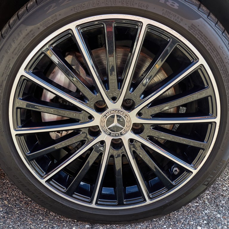 Photo 26 of this MERCEDES-BENZ C-CLASS