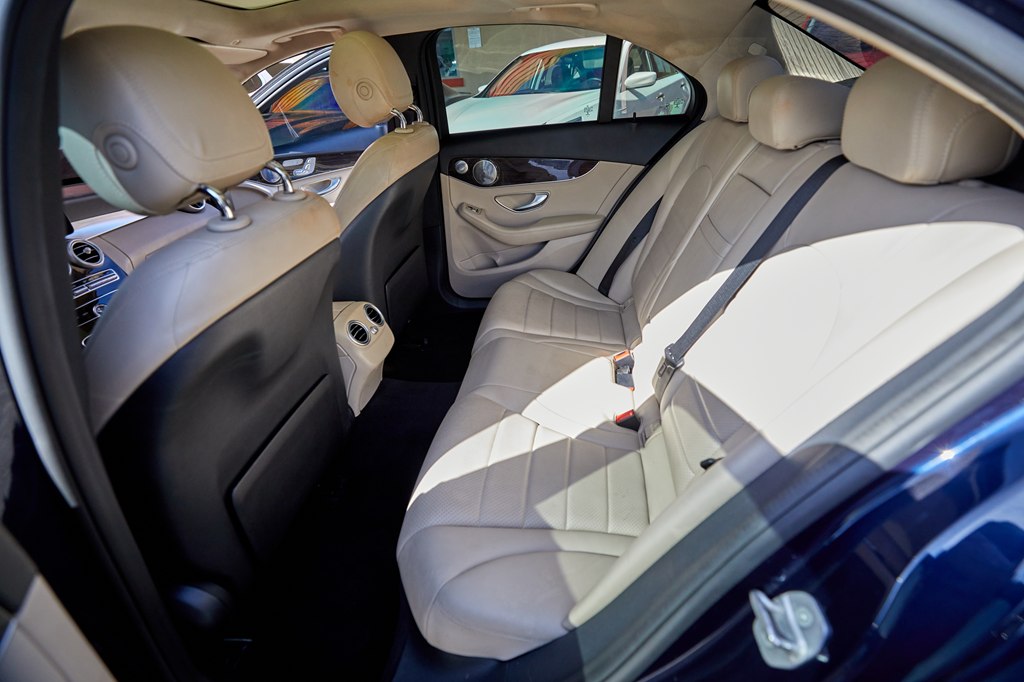 Photo 22 of this MERCEDES-BENZ C-CLASS